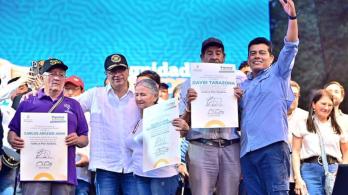 Presidente junto adultos mayores. / Foto: Departamento de Prosperidad Social.