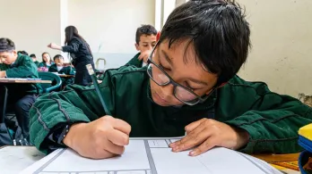 Proyecto de ley que prohíbe inicio de clases antes de las 7:00 a.m. avanza en el Senado