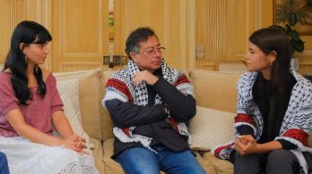 Petro con Luna Barreto y Manuela Bedoya. / Foto: Presidencia.
