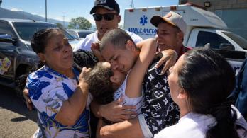 Los colombianos, 16 hombres y una mujer, ingresaron al país por el puente internacional Atanasio Girardot, en Norte de Santander, donde fueron recibidos por sus familias y sometidos a controles médicos y migratorios.