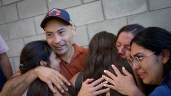 Los colombianos, 16 hombres y una mujer, ingresaron al país por el puente internacional Atanasio Girardot, en Norte de Santander, donde fueron recibidos por sus familias y sometidos a controles médicos y migratorios.