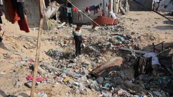 Un niño palestino observa un misil sin detonar en el barrio de Al-Rimal, en la ciudad de Gaza.