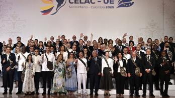 Los jefes de Estado y representantes posan para la foto de familia antes de la Cumbre CELAC UE en Santa Marta, Colombia.