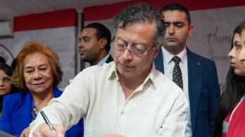 Presidente Petro firmando el compromiso de la ayuda humanitaria para Gaza en El Cairo, Egipto