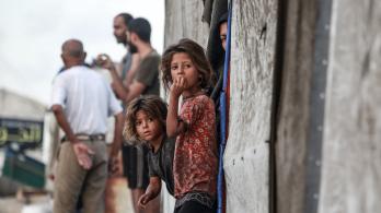 Niñas palestinas desplazadas junto a la entrada de una tienda utilizada como refugio temporal en Deir el-Balah, en la Franja de Gaza central.