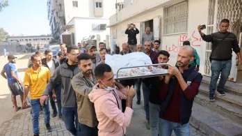 Los dolientes transportan el cadáver durante el funeral de un palestino que, según los médicos, murió el día anterior en un ataque militar israelí, desde el hospital Al-Shifa, en la ciudad de Gaza.