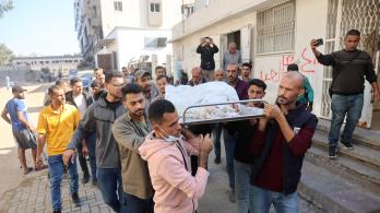 Los dolientes transportan el cadáver durante el funeral de un palestino que, según los médicos, murió el día anterior en un ataque militar israelí, desde el hospital Al-Shifa, en la ciudad de Gaza.