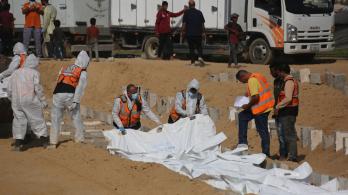 Trabajadores sanitarios y civiles se preparan para enterrar a palestinos en un cementerio de Jan Yunis, en el sur de la Franja de Gaza.