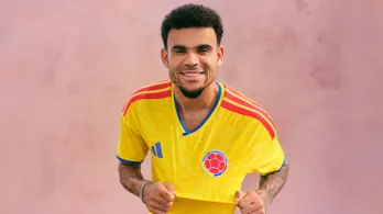 El diseño de la camiseta de la Selección Colombia se destaca por una textura visual con mariposas amarillas y tiene detalles inspirados en la bandera, con el fin de reflejar identidad, cultura y biodiversidad colombiana. 