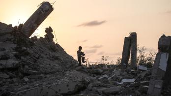 Un joven palestino recoge un trozo de escombro en Nuseirat, durante el genocidio palestino perpetrado por Israel, blanqueado por influencers colombianos