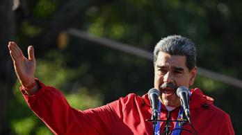 El presidente de Venezuela, Nicolás Maduro, habla durante una marcha para conmemorar el «Día de la Resistencia Indígena» en Caracas.