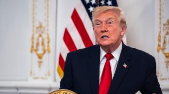 El presidente Donald Trump participa en una llamada con miembros del ejército estadounidense desde su club Mar-a-Lago en Florida el Día de Acción de Gracias., donde anunció la medida contra la migración procedente de "países del Tercer Mundo"