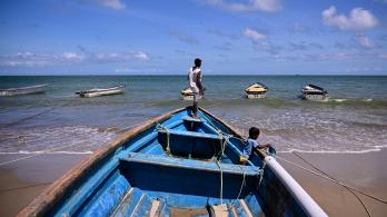 El pescador Rakesh Ramdass contempla el mar desde su barco en la playa de Cedros, en Cedros, Trinidad y Tobago. Foto tomada tras bombardeos estadounideneses en el Caribe cerca a la frontera con Venezuela
