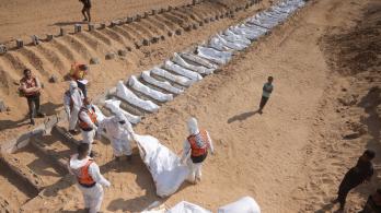 Trabajadores sanitarios y civiles realizan un entierro masivo de palestinos en un cementerio de Jan Yunis, en el sur de la Franja de Gaza.