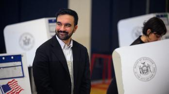 El candidato demócrata a la alcaldía, Zohran Mamdani, reacciona mientras su esposa, Rama Duwaji, vota en la Escuela de Artes Frank Sinatra. 