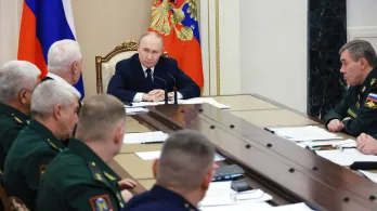 En esta fotografía colectiva distribuida por agencia estatal Sputnik, el presidente de Rusia, Vladimir Putin, preside una reunión sobre la situación en la zona de la «operación militar especial», término utilizado por el Kremlin para referirse a la ofensiva en Ucrania, que dura ya casi cuatro años, en Moscú. 
