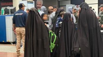 Imagen difundida por la Oficina de Prensa de Migración Colombia que muestra a miembros de la comunidad Lev Tahor siendo expulsados del país para ser posteriormente entregados a las autoridades estadounidenses en Medellín, Colombia.