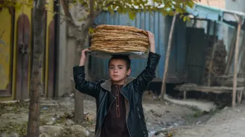 Un niño en Afganistán lleva panes por una calle del distrito de Fayzabad, en la provincia de Badakhshan.