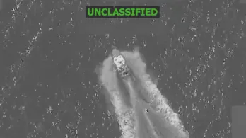 Captura de pantalla de un vídeo publicado por la cuenta X del Comando Sur de los Estados Unidos (Southcom), donde se ve una de las tres embarcaciones bombardeadas en el Pacífico. 