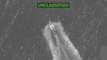 Captura de pantalla de un vídeo publicado por la cuenta X del Comando Sur de los Estados Unidos (Southcom), donde se ve una de las tres embarcaciones bombardeadas en el Pacífico. 