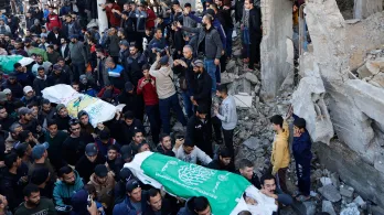 Los dolientes asisten al funeral de las víctimas mortales del ataque aéreo israelí en el campo de refugiados palestinos de Al-Shati, al oeste de la ciudad de Gaza.