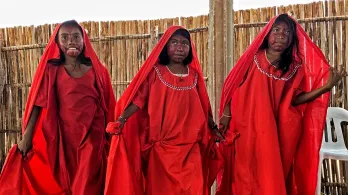 Las niñas wayúu interpretan la danza tradicional La Yonna, en Tres Bocas, Guajira, al norte de Colombia.