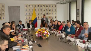 Gremios y centrales obreras discuten el salario mínimo de 2026.