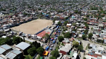Vista aérea de un mercado callejero en Villa Fiorito, en las afueras de Buenos Aires, Argentina.