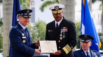 Jefe del Comando Sur de EE. UU. renuncia tras tensiones por las operaciones militares en el Caribe 