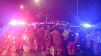 Los trabajadores sanitarios esperan en una calle tras un tiroteo en Bondi Beach, Sídney.