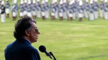 Presidente Petro ordena a la Policia incautar medicamentos acaparados por EPS.