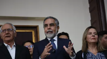 Congreso defiende megarricos y hunde reformas sociales: Benedetti