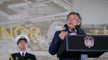 Mientras EE. UU. bombardea el Caribe, legaliza la marihuana: Petro