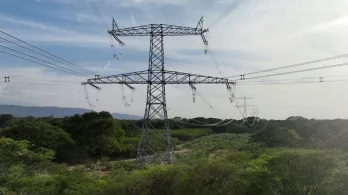 Colombia suspende exportaciones de electricidad a Ecuador