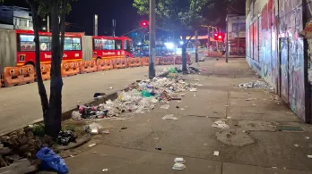Avenida Caracas en Bogotá, con basura en el espacio público