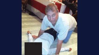 Caso Epstein_foto del príncipe Andrés aparece en el Louvre.