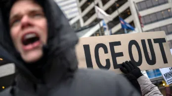 La agencia habría enviado cientos de citaciones a Google, Meta, Discord y Reddit para obtener datos de usuarios que publican y critican operativos migratorios del ICE.