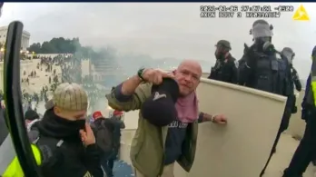 Hombre indultado por Trump tras asalto al Capitolio fue arrestado por abuso sexual infantil en Florida