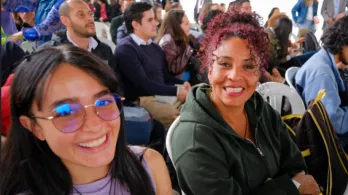 dos mujeres sonriendo a la cámara