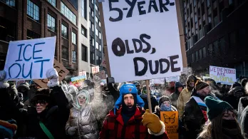 La gente sostiene carteles en referencia al niño de cinco años Liam Conejo Ramos, que fue detenido por agentes de inmigración, durante la protesta «ICE fuera de Minnesota: Día de la Verdad y la Libertad» en Minneapolis, Minnesota.