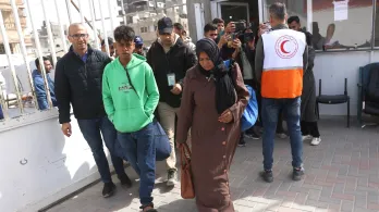 Un joven palestino con lesiones oculares y su madre, Randa Abu Mustafa, llegan al recinto del Hospital de la Media Luna Roja para ser evacuados de la Franja de Gaza a través del paso de Rafah con Egipto para recibir tratamiento en el extranjero, en Jan Yunis, en el sur de la Franja de Gaza, el 2 de febrero de 2026.