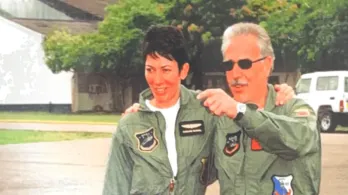 Según la información divulgada en ese paquete, Pastrana figura en registros de viajes y reuniones del periodo, junto con Sandy Berger —exasesor de seguridad nacional de Bill Clinton— y el abogado Alan Dershowitz. / Departamento de Estado.