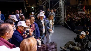 Petro presentó nuevo pasaporte hecho en Colombia.