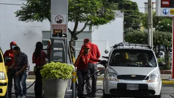 Precio de la gasolina bajará en marzo: costará 500 pesos menos.