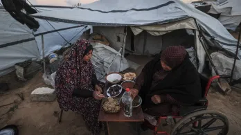 Más de cien camiones de ayuda humanitaria logran cruzar el paso de Rafah hacia Gaza sitiada