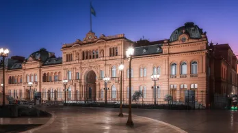 imagen de la casa de gobierno argentina, Casa Rosada, al caer la tarde