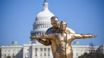 Instalan estatua de Trump y Epstein en Washington