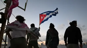 Marina de México busca dos veleros que llevaban ayuda a Cuba.