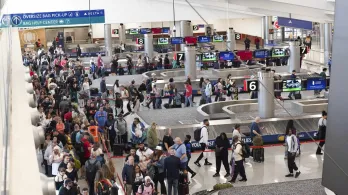 Trump despliega agentes del ICE en aeropuertos de EE. UU.