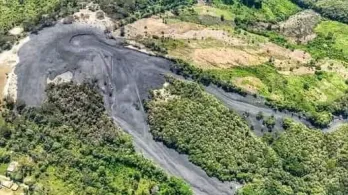 vista del área de un volcán de lodo que había hecho erupción